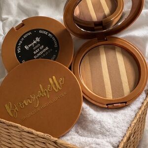Bronzer Highlighter - color is ray of sunshine ☀️